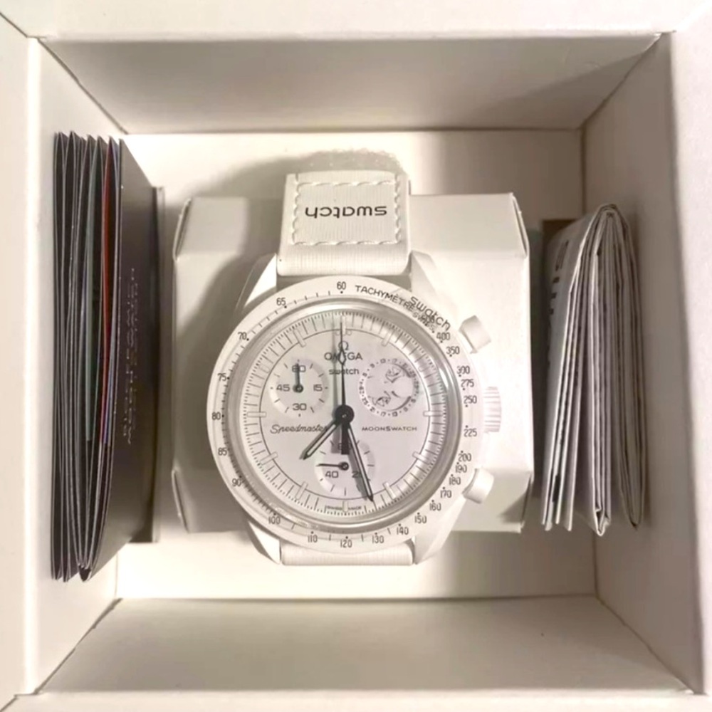 BIOCERAMIC MOONSWATCH
MISSION TO THE MOONPHASE -
FULL MOON